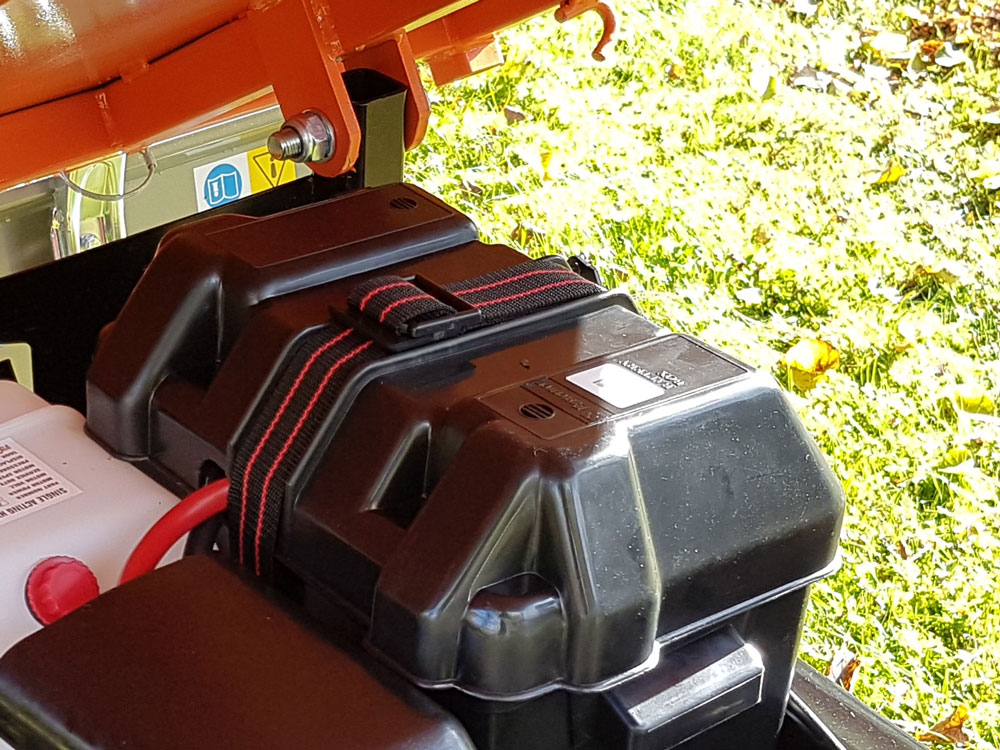 Comprend une batterie de 75+ Ah, un boîtier de batterie