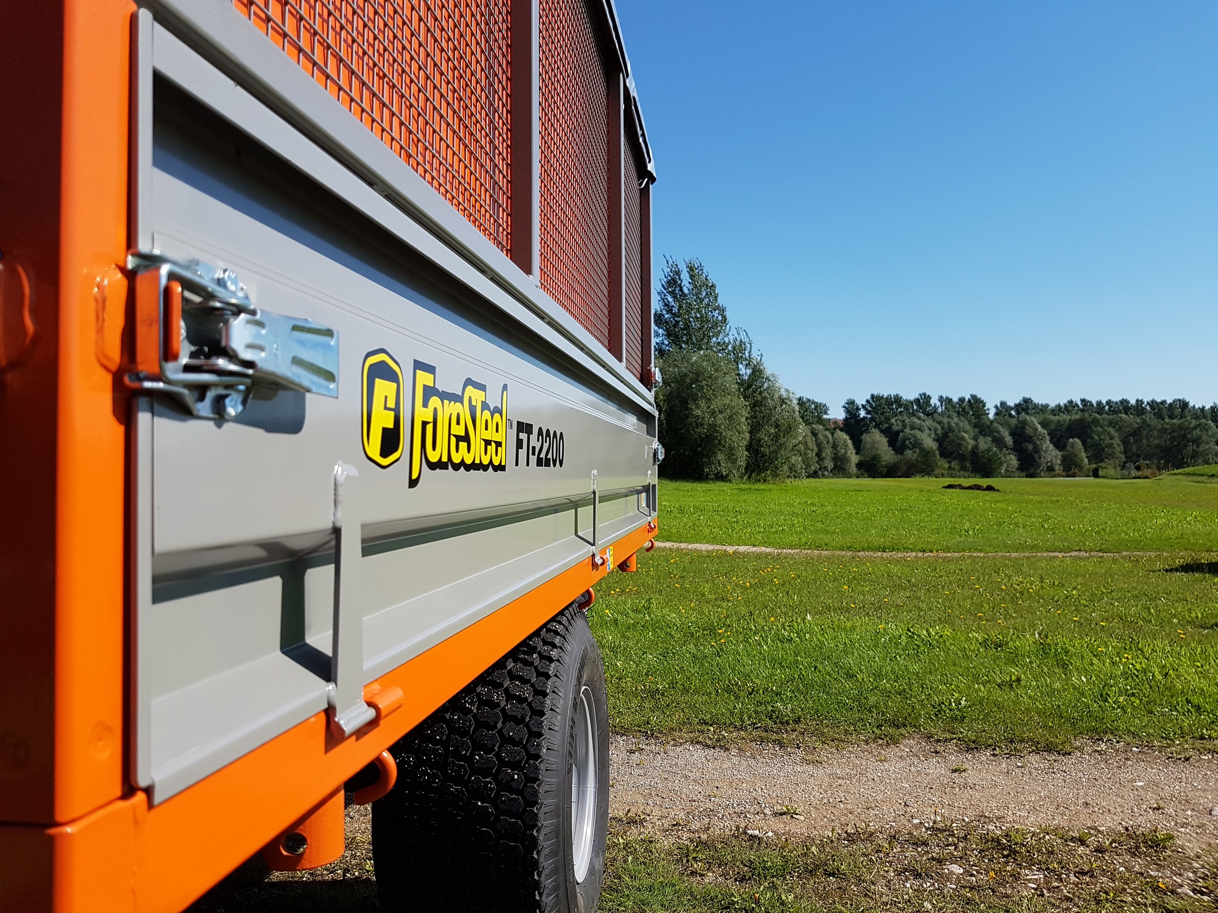 Hochwertige Verarbeitung in den Farben „Foresteel™-Orange“ oder „Foresteel™-Grün“