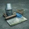 Pargi koristustööriistade ja räbaldunud sildi tahvel, mis näitab hooldustööde tõendeid